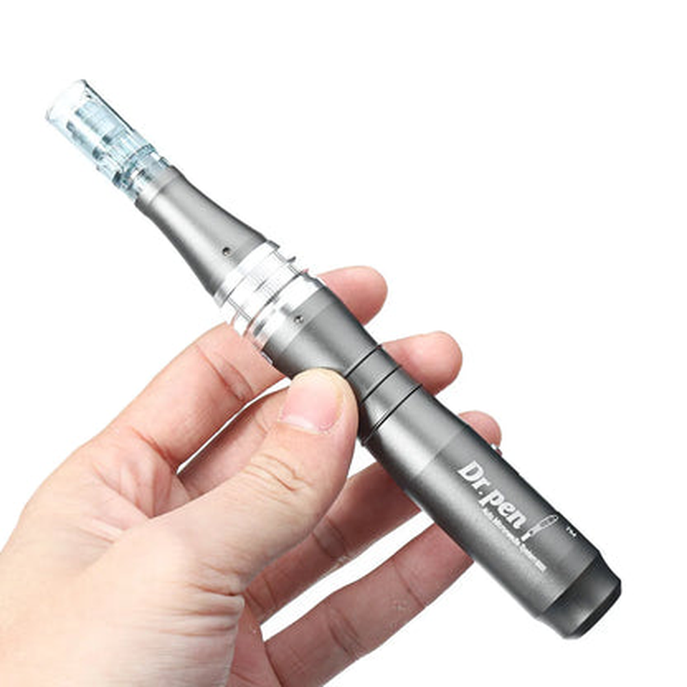 Dr. Pen M8 מוחזק ביד להמחשת הצורה והגודל